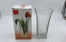 Load image into Gallery viewer, Clear Flower Vase
