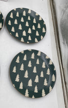 Load image into Gallery viewer, Christmas Tree Patterned Plates (6)

