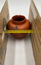 Load image into Gallery viewer, Ceramic Decorative Pot
