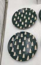 Load image into Gallery viewer, Christmas Tree Patterned Plates (6)
