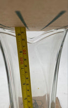 Load image into Gallery viewer, Clear Flower Vase
