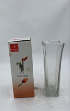 Load image into Gallery viewer, Clear Flower Vase

