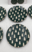 Load image into Gallery viewer, Christmas Tree Patterned Plates (6)
