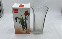 Load image into Gallery viewer, Clear Flower Vase
